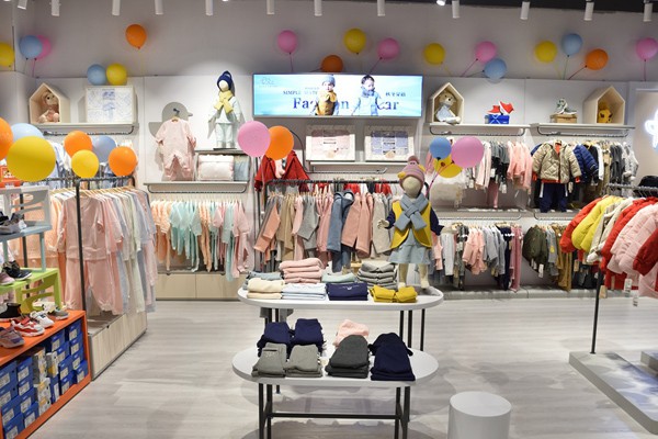 卓儿童装店铺展示