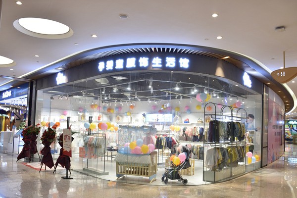 卓儿童装店铺展示