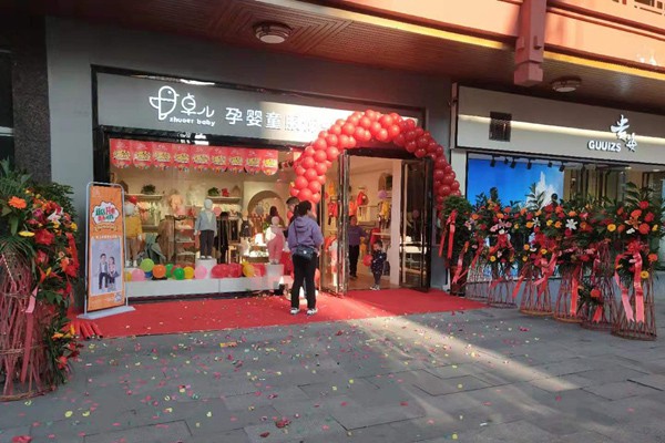 卓儿童装店铺展示