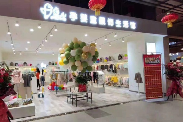卓儿童装店铺展示