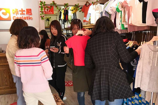 咔士尼童装店铺形象