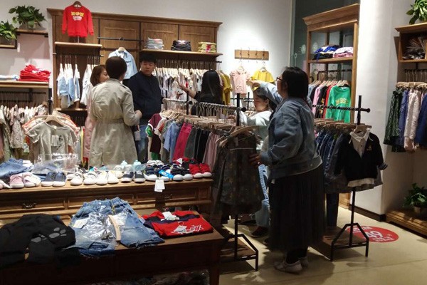 咔士尼童装店铺形象