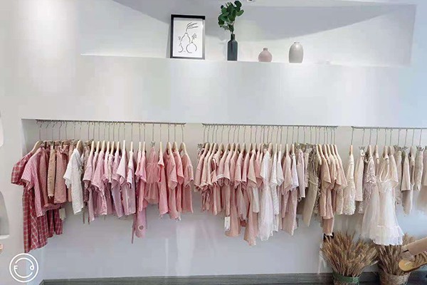 昕季雨童装店铺展示