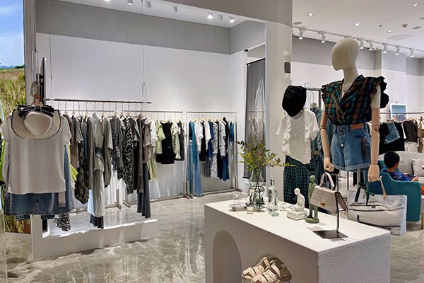 伊临女装店铺形象