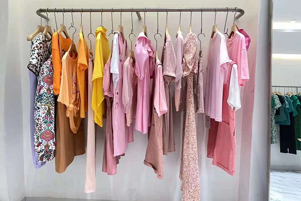 赏心悦目女装店铺展示