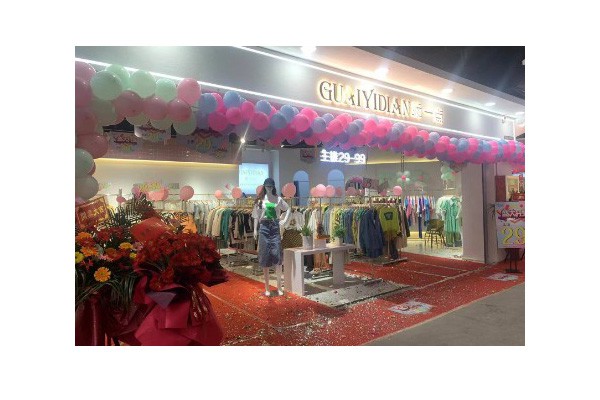 乖一点女装店铺形象