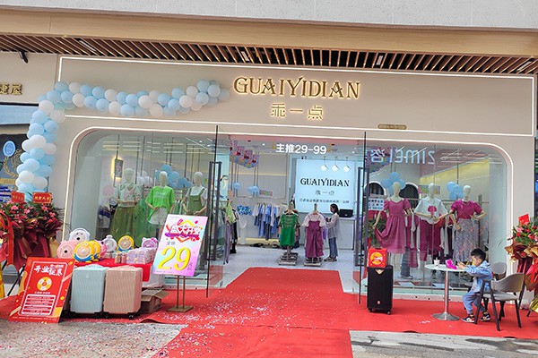 乖一点女装店铺展示