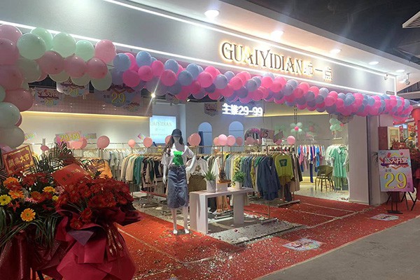 乖一点女装店铺展示