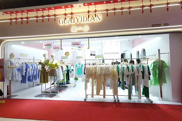 乖一点女装店铺展示
