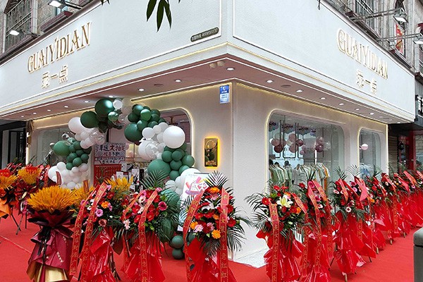 乖一点女装店铺展示