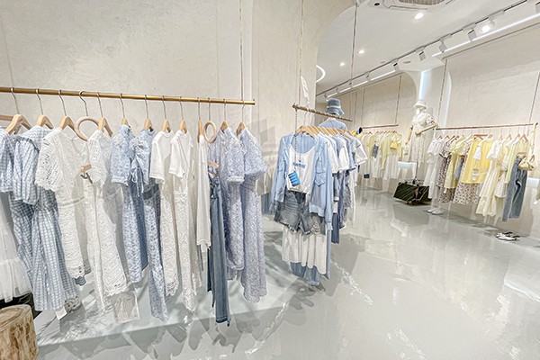 闻讯女装店铺展示