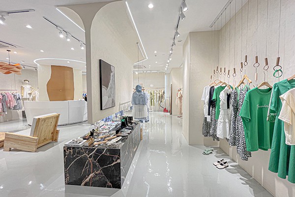 闻讯女装店铺展示