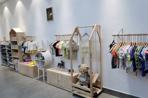 秋米果童装店铺展示