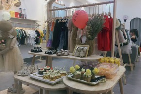 秋米果童装店铺展示