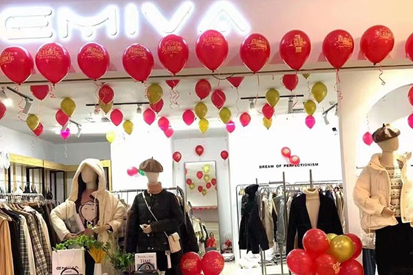 艾蜜唯娅女装店铺展示