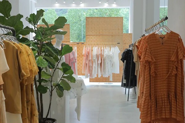 台绣女装店铺展示