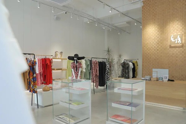 台绣女装店铺展示