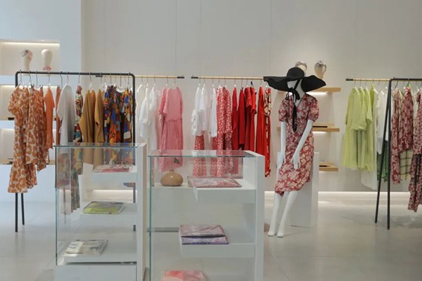 台绣女装店铺展示