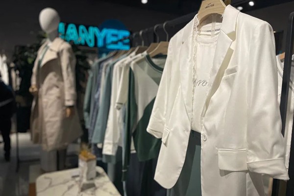 韩宜女装店铺展示