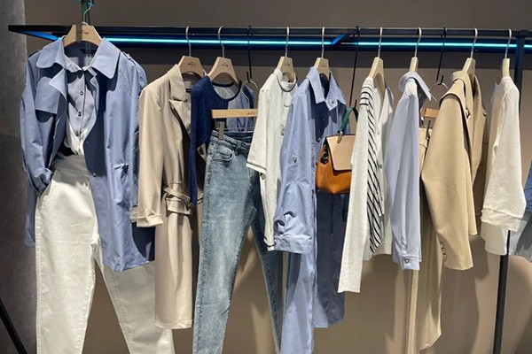 韩宜女装店铺形象