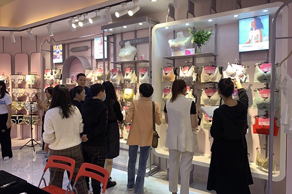 欧诗雨内衣店铺展示