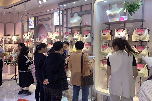 欧诗雨内衣店铺展示