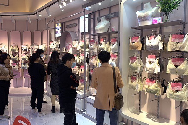 欧诗雨内衣店铺展示