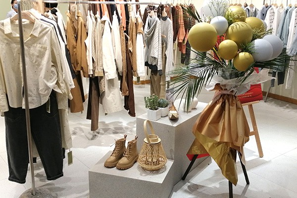 堓上女装店铺形象