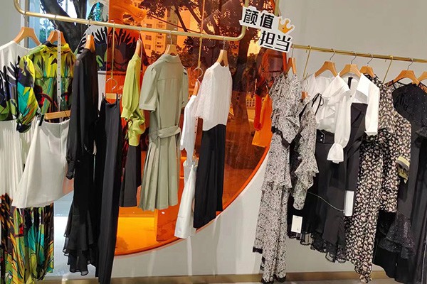 IN+茵嘉女装店铺展示