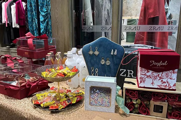 ZRAU女装店铺展示