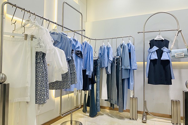 圣多衣女装店铺形象