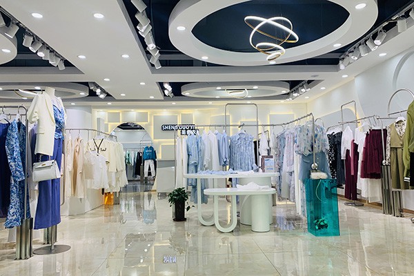 圣多衣女装店铺展示