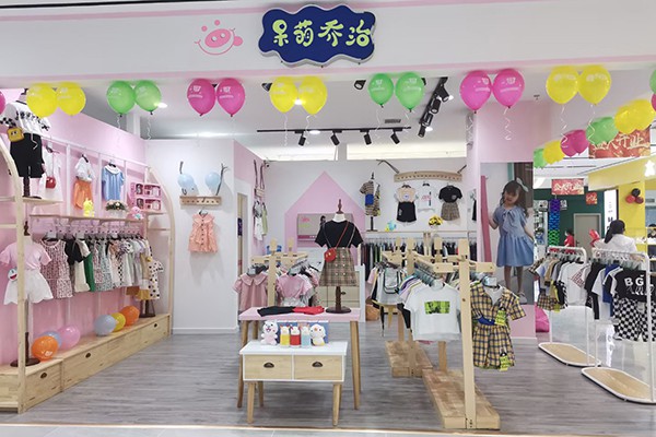 呆萌乔治童装店铺展示