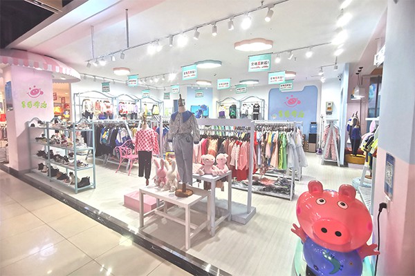 呆萌乔治童装店铺展示
