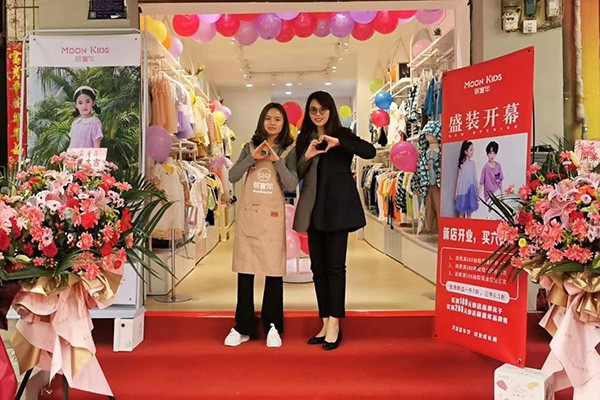 萌童年童装店铺形象