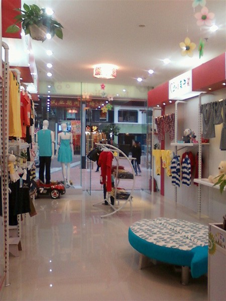 2+1亲子装店铺