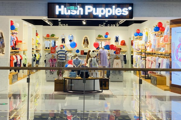 暇步士童装店铺