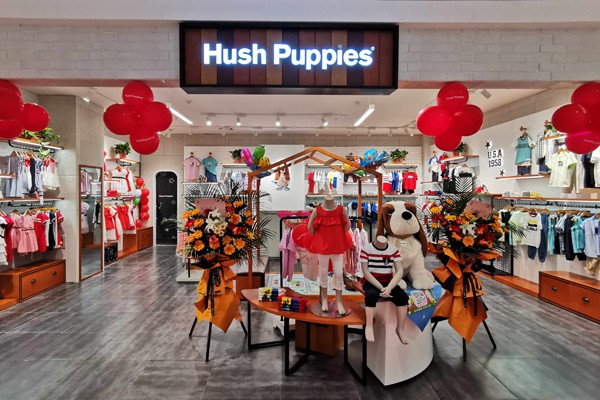 暇步士童装店铺