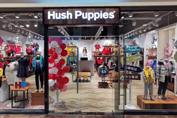 暇步士童装店铺