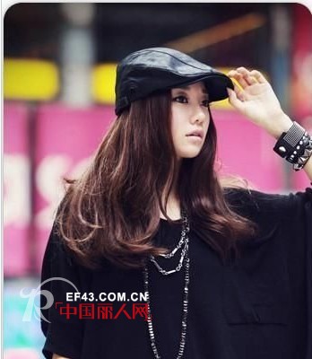 今秋穿长款T恤 搭配鸭舌帽