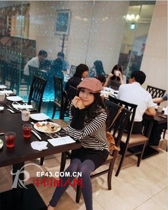 今秋穿长款T恤 搭配鸭舌帽