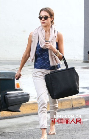 休闲时髦牛仔裤搭配