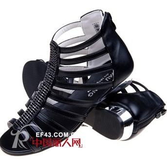 童装品牌也热衷罗马鞋,越位少年装解读其中的文化内涵