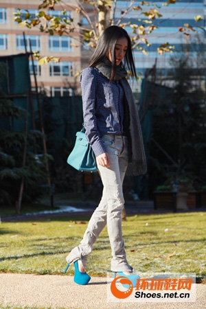 秦岚街拍LOOK宝蓝色高跟鞋时髦抢眼