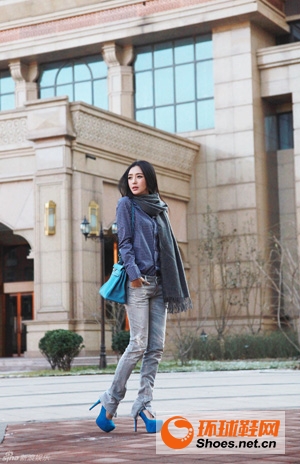 秦岚街拍LOOK宝蓝色高跟鞋时髦抢眼