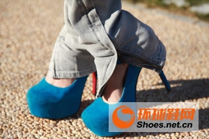 秦岚街拍LOOK宝蓝色高跟鞋时髦抢眼