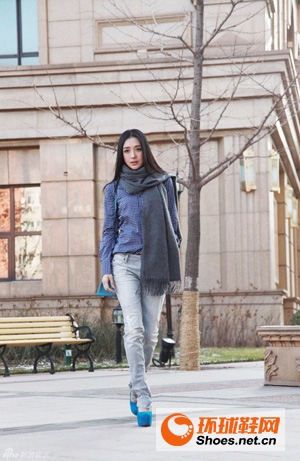 秦岚街拍LOOK宝蓝色高跟鞋时髦抢眼