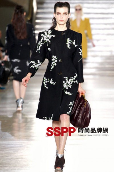 皮草披肩,腰带,印花 2011秋冬巴黎时装周 Miu Miu 2011秋冬女装秀