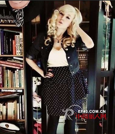 　Mini短裙装扮性感甜美小妖精