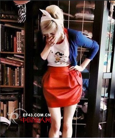 　Mini短裙装扮性感甜美小妖精